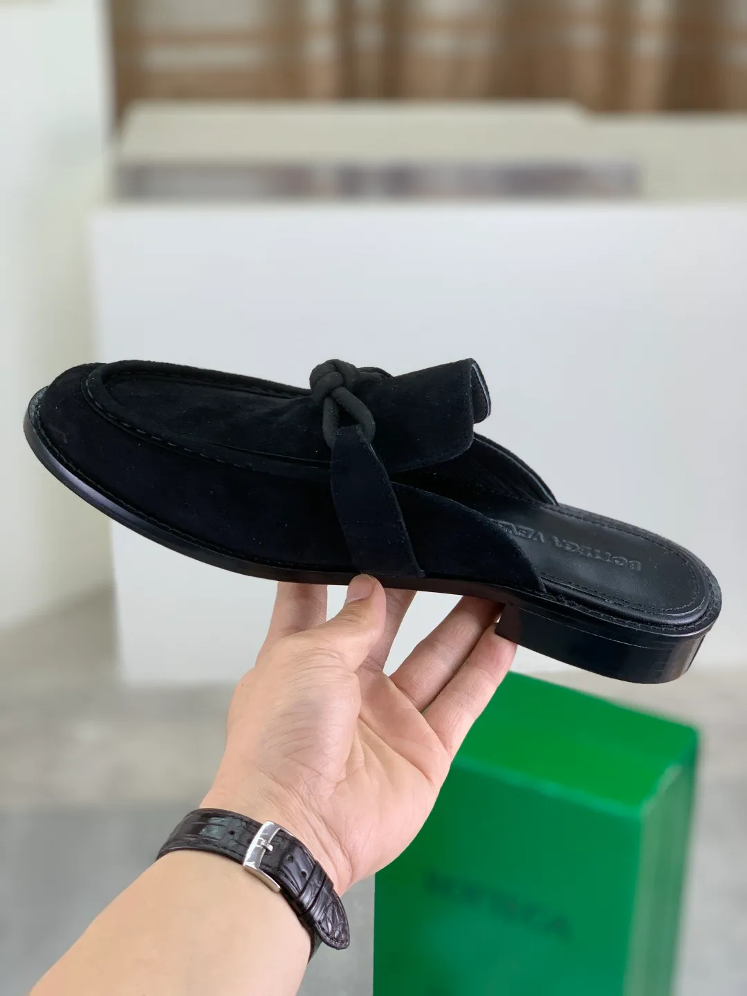 Men's shoes 💰P800 [New model] (genuine leather outsole) water-dyed cow lining 💰High-quality business couple half-slip leather shoes 💎💎💎 BOTTEGA VENETA official website synchronizes the latest top version of BV in the market, accepts material comparison, shoe type comparison, process comparison, practical and textured, versatile and suitable for any occasion, the more you look at it, the more flavorful it becomes. Purely hand-knitted craftsmanship - Upper material, calfskin imported from Italy 🇮🇹 - High-quality water-dyed cowhide lining - Original private model customized leather outsole -Size: Female 35-39 (40 ordered) Male 39-44 (38 45 can be customized) Color: Multiple colors available